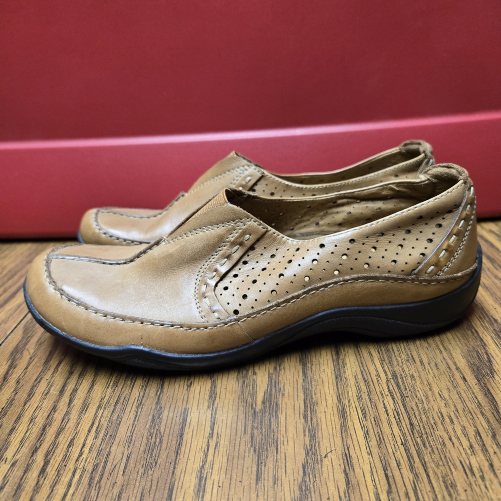 Clarks Women's Tan Loafers